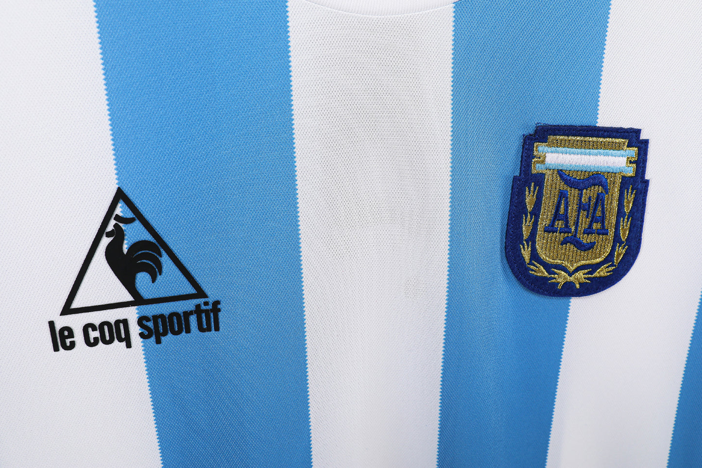 Camiseta Argentina Le Coq Sportif Local 1985–1987 (estilo Mundial 1986) – Rayas Celeste/Blanco